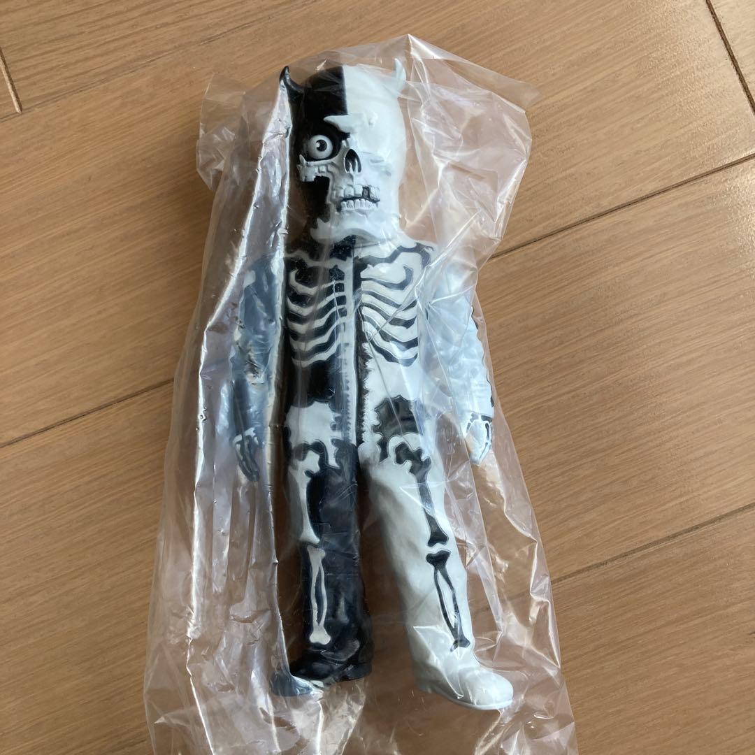 BALZACスカルマン　ソフビ　フィギュア　白黒ハーフ　未開封品
