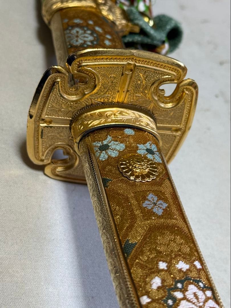 超稀少逸品 模造刀 飾太刀拵風 錦布包 鍍金の長覆輪（金覆輪）黄金造太刀 実物大