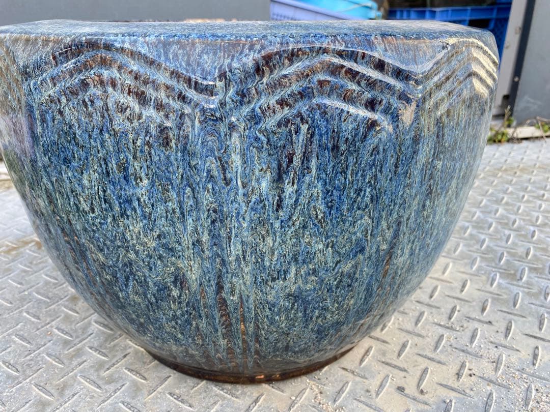 青緑色の円形火鉢 直径約30cm