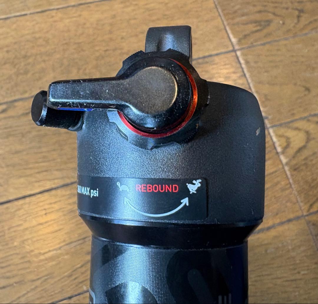 RockShox Deluxe Select+ リアサスペンション