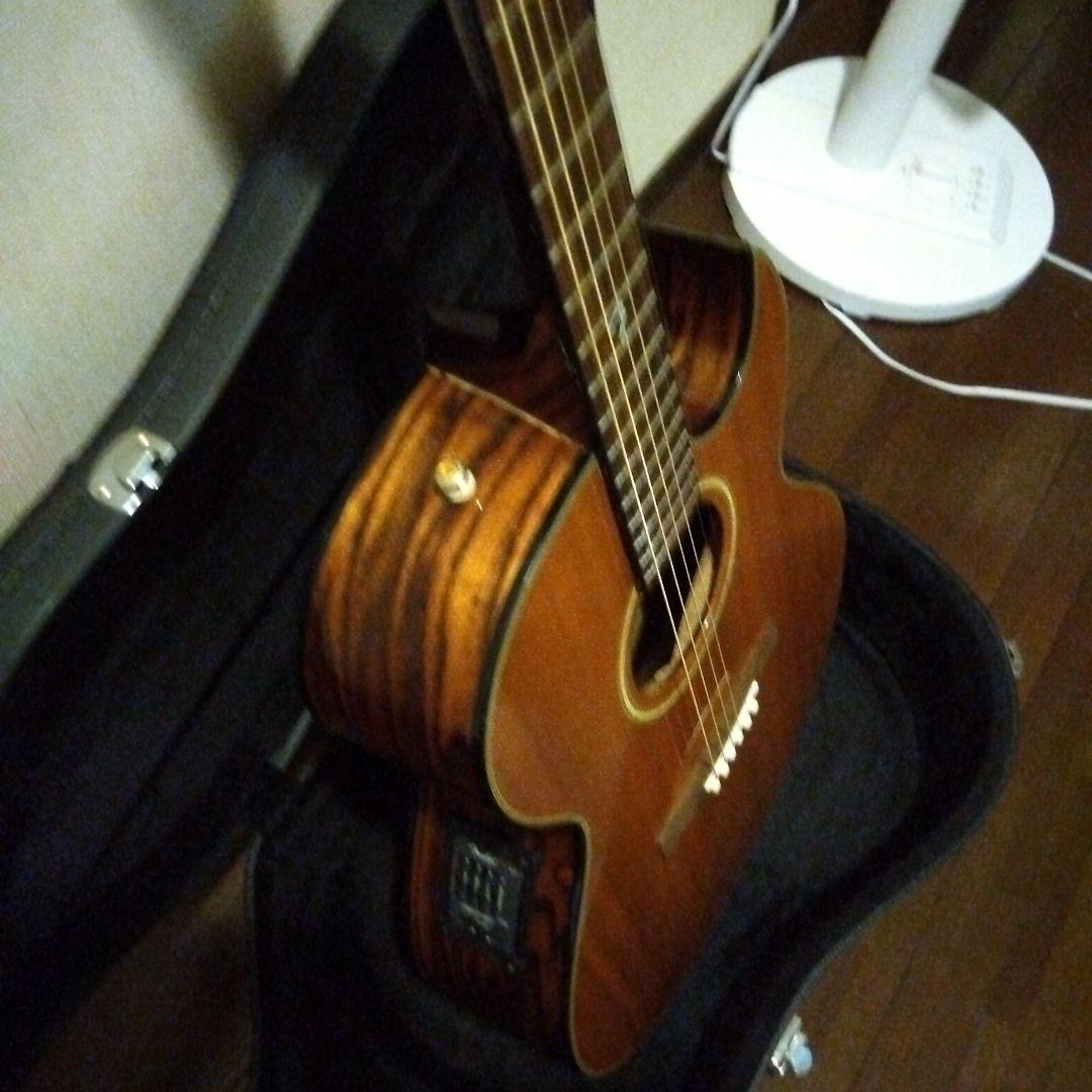 Fender　GDC200 エレアコ　サイドバックの木目がカッコいいギターです。