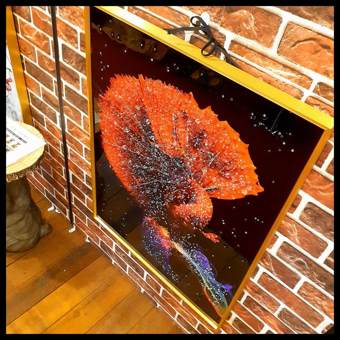 輸入雑貨　天然石　『赤い金魚』　水晶石　クリスタルアート　ゴールド額縁