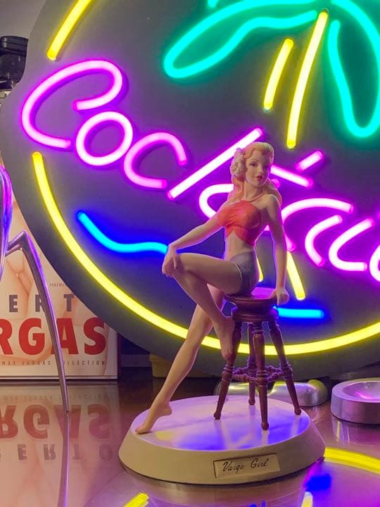 期間限定感謝セール　バーガガール　シリアルナンバー付　ビンテージフィギュア 1