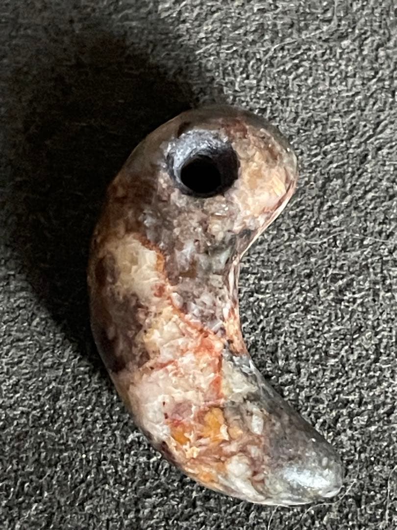 弥生〜古墳時代勾玉　変成岩？