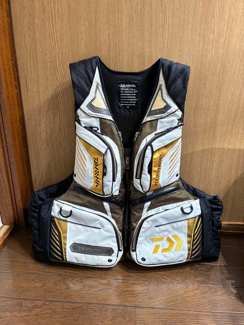 美品　ダイワ　トーナメント　ライフジャケット　XL 難あり