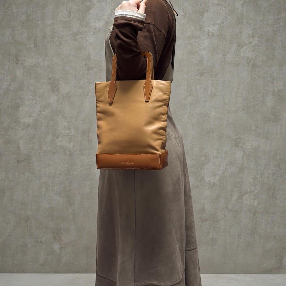 美品✨LOEWE ロエベ　ロゴ型押し　ハンドバッグ　A5収納可