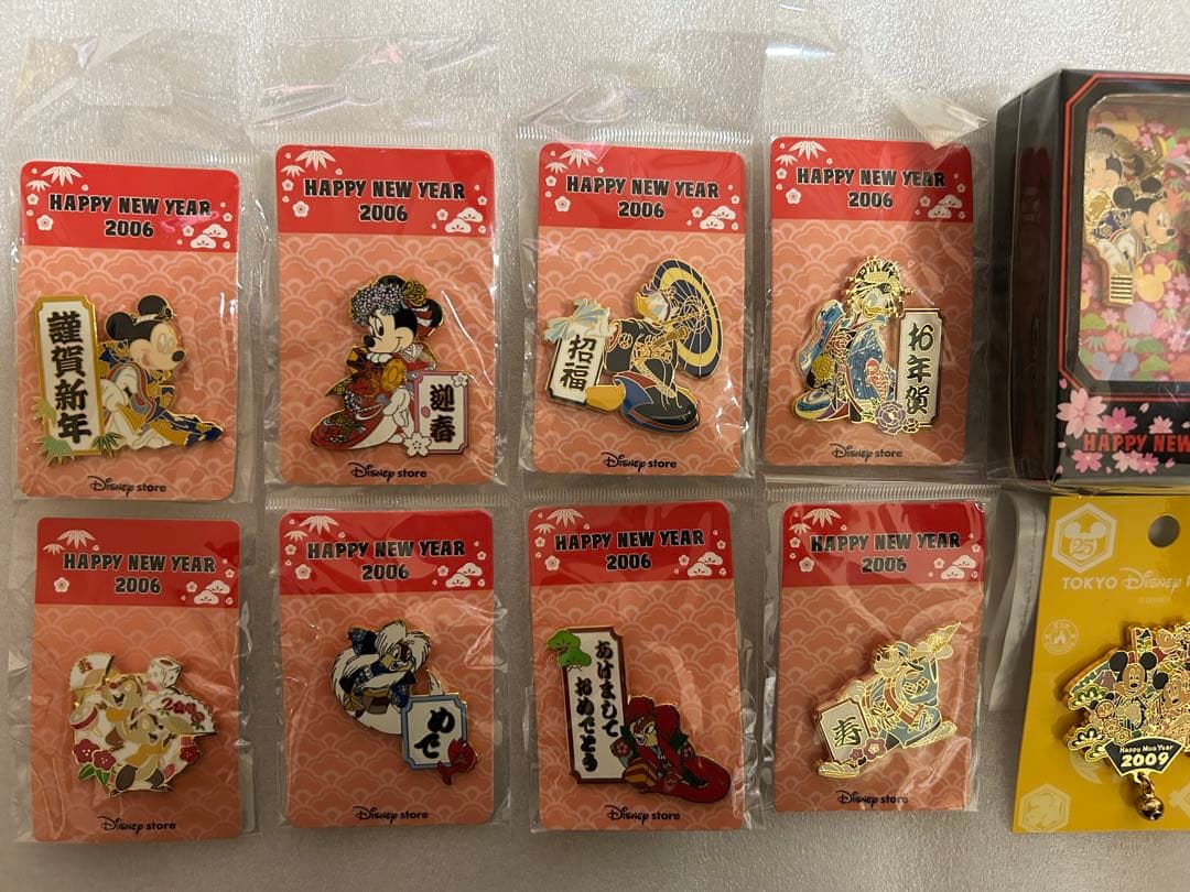 ディズニーストア　ハッピーニューイヤーピンバッジ　2006 まとめ売り