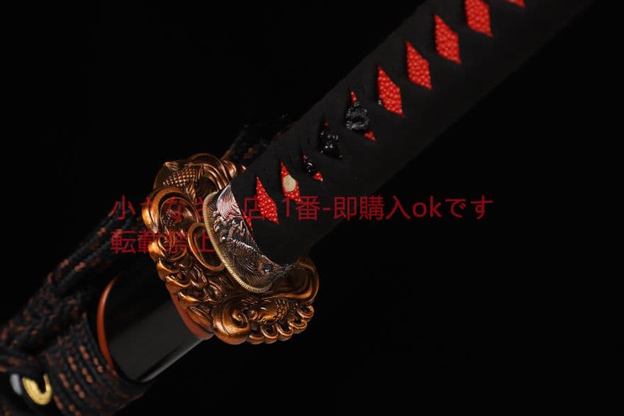武士の刀を磨く 武具　刀装具　日本刀　模造刀 居合刀