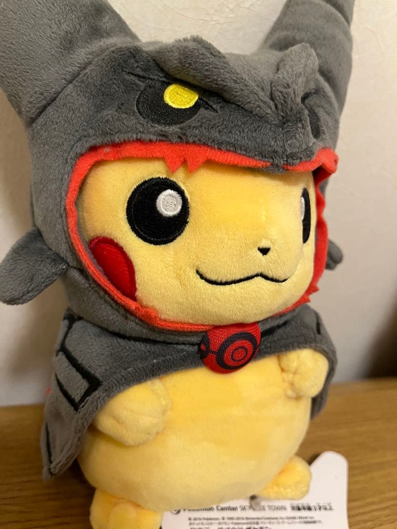 ポケモンセンター ぬいぐるみ 黒いレックウザポンチョを着たピカチュウ タグ付