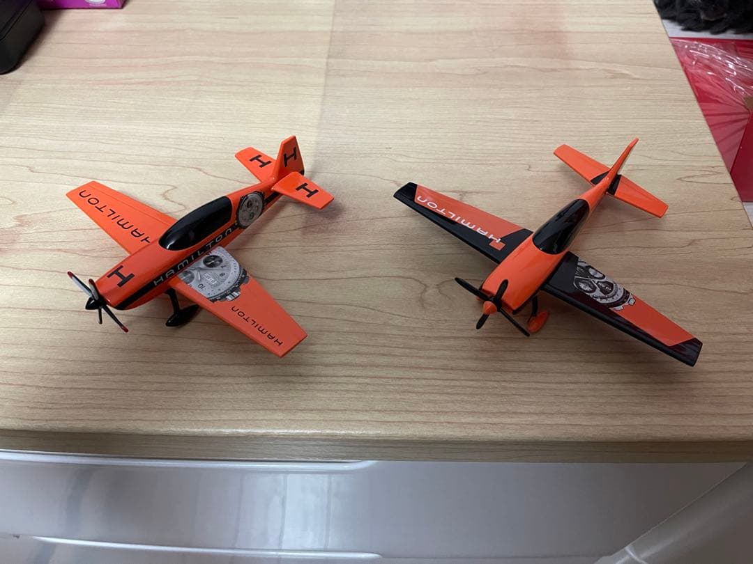 ハミルトン　飛行機　金属製模型　2機セットおまけピンバッジ付き