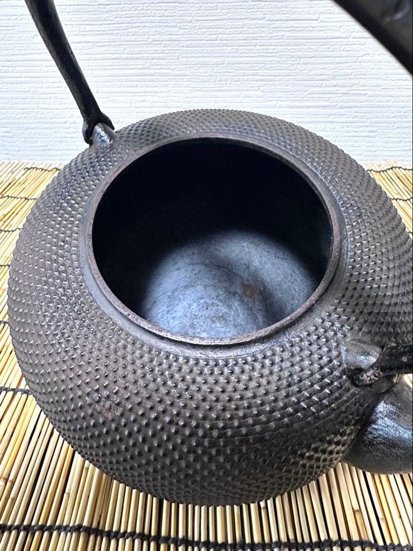 ＵＳＥＤ、良品　南部秀山堂　佐藤 勝弘作　１８型アラレ　鉄瓶　南部鉄瓶　南部鉄器