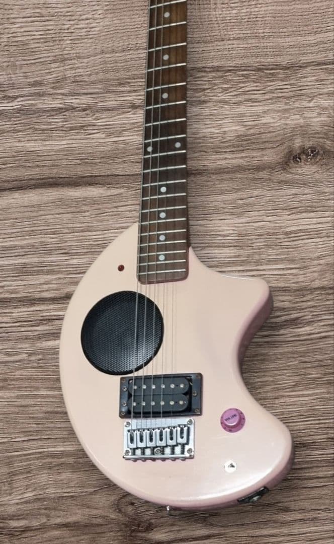 フェルナンデスZO-3ピンク エレキギター 内蔵スピーカー