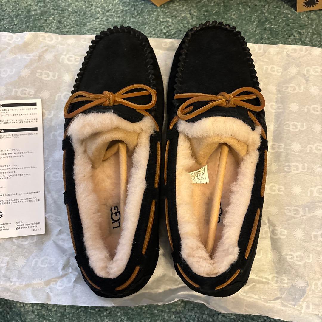 新品　未使用　UGG ブラック モカシン　DAKOTA 8 Jp:25センチ
