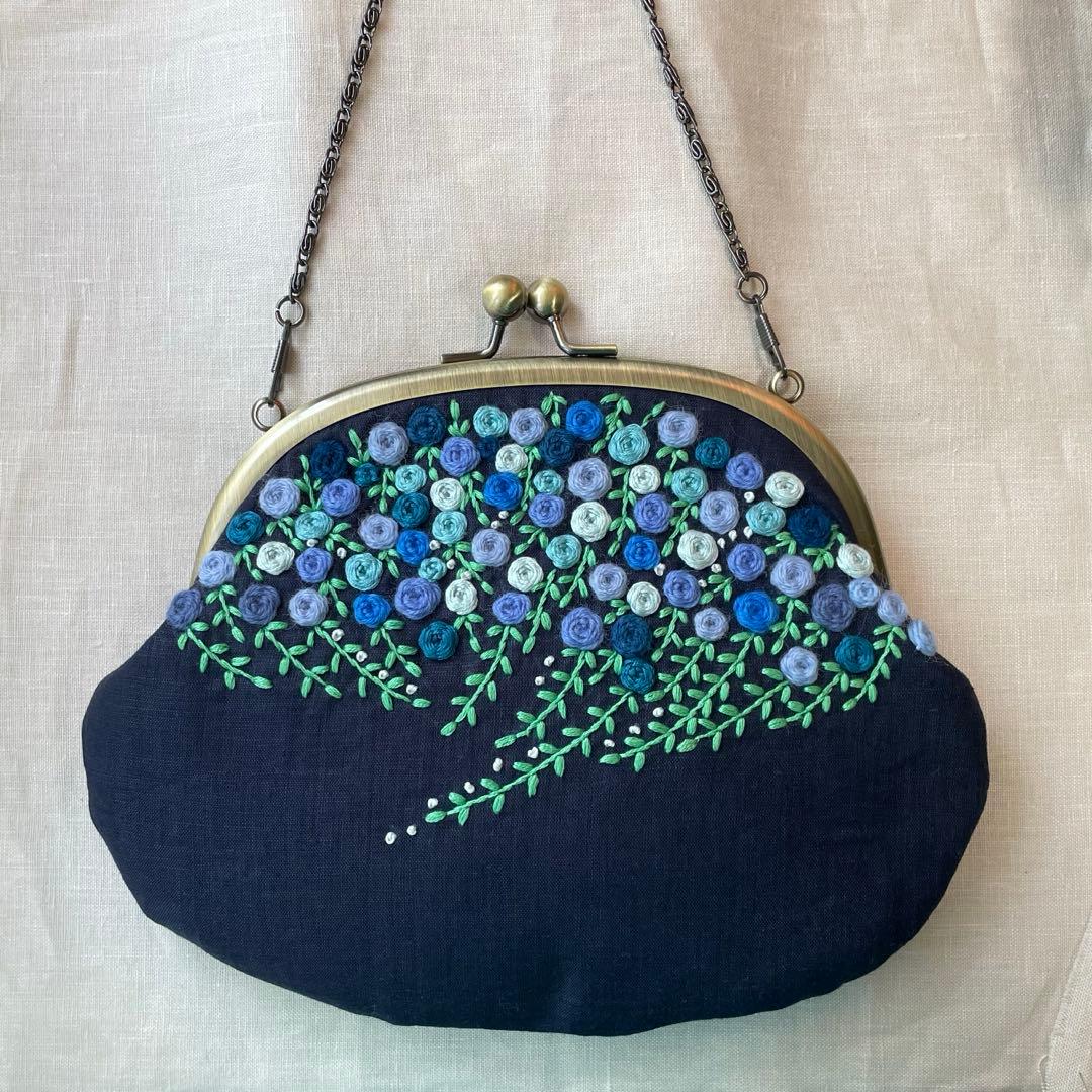 刺繍がま口ポーチバッグ　青色のローズ　ハンドメイド