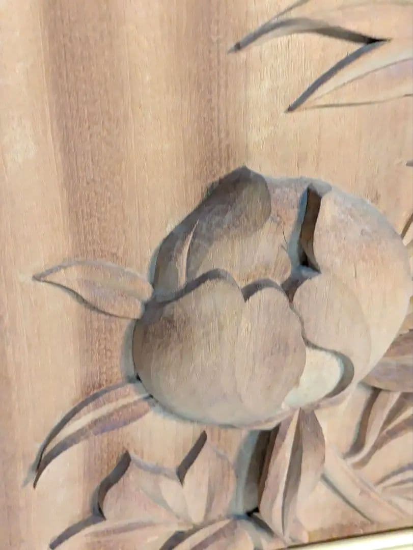 井波彫刻大きめ額、牡丹の花と蕾、作家落款あり