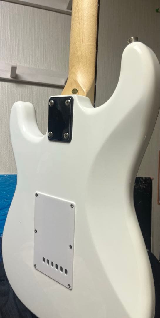 PLAYTECH ストラトキャスター ホワイト 動作確認済み　美品　ピック付き