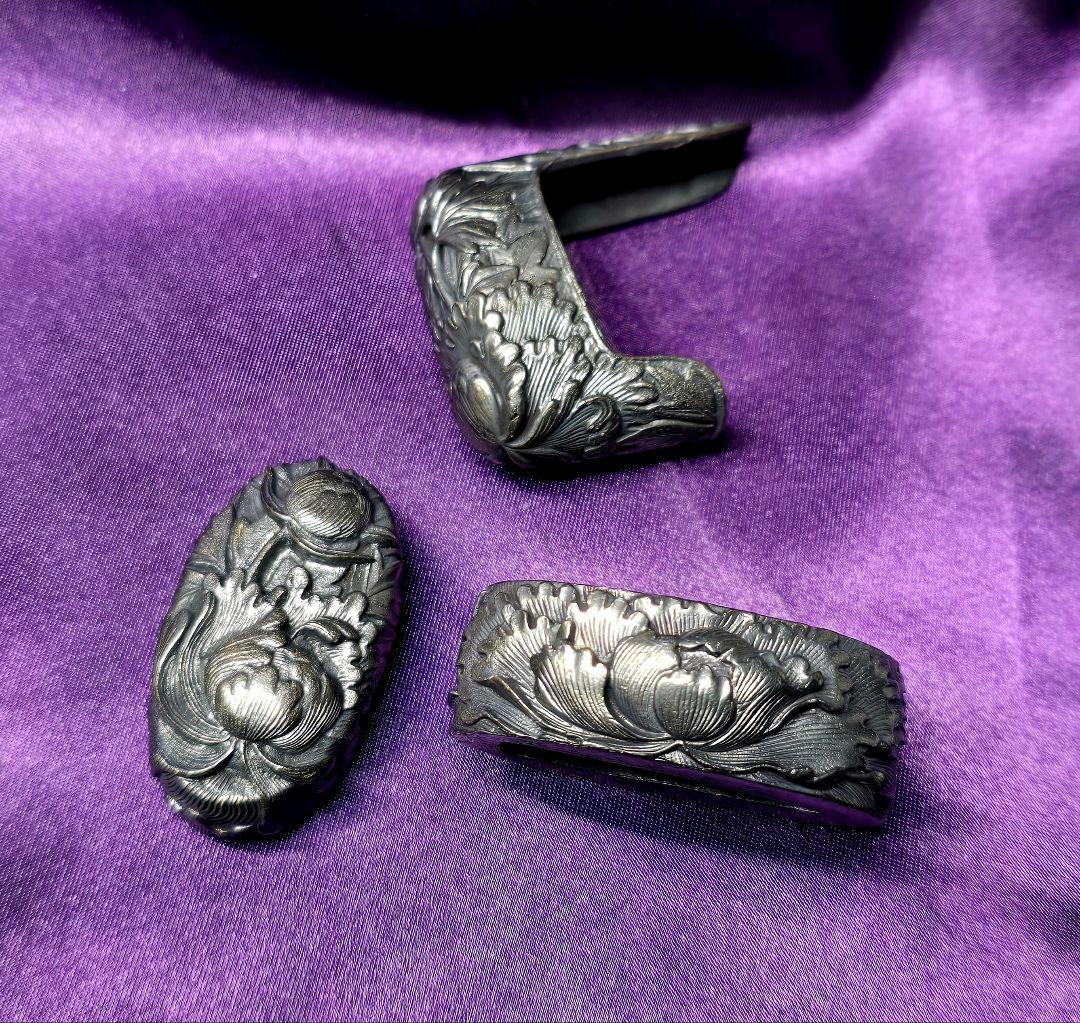 牡丹 高彫　縁頭鐺三点一作　刀装具