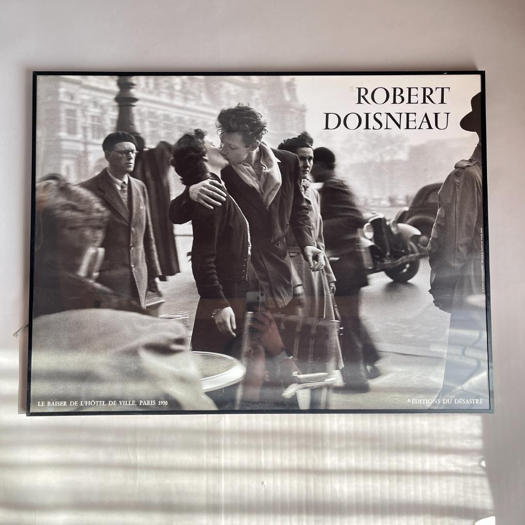 ロベールドアノー　パリ市庁舎前のキス　 Robert Doisneau