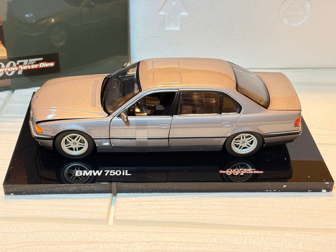  750iL 1/24 007 ジェームズボンド トゥモロー・ネバー・ダイ