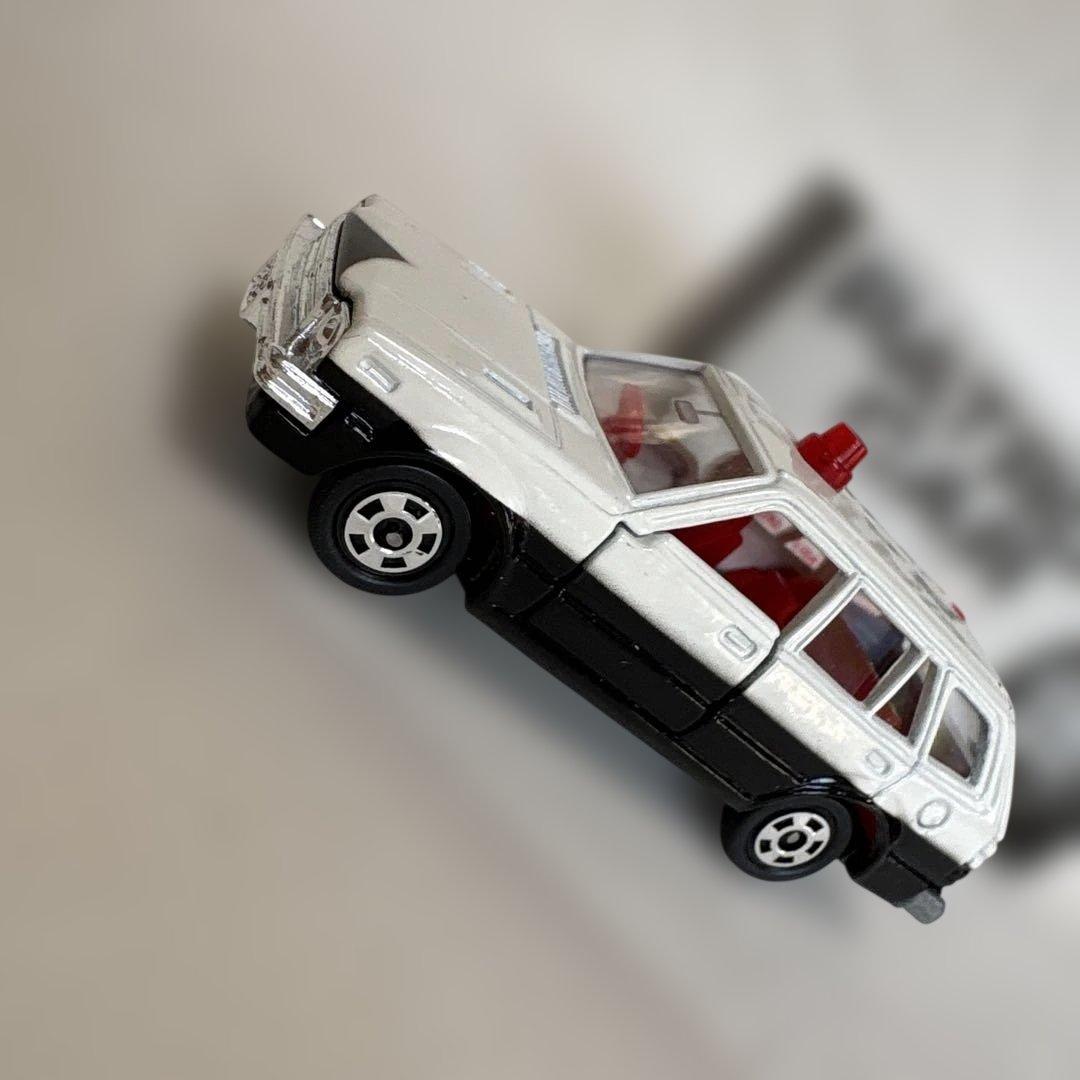 トミカ パトロールカー 白黒