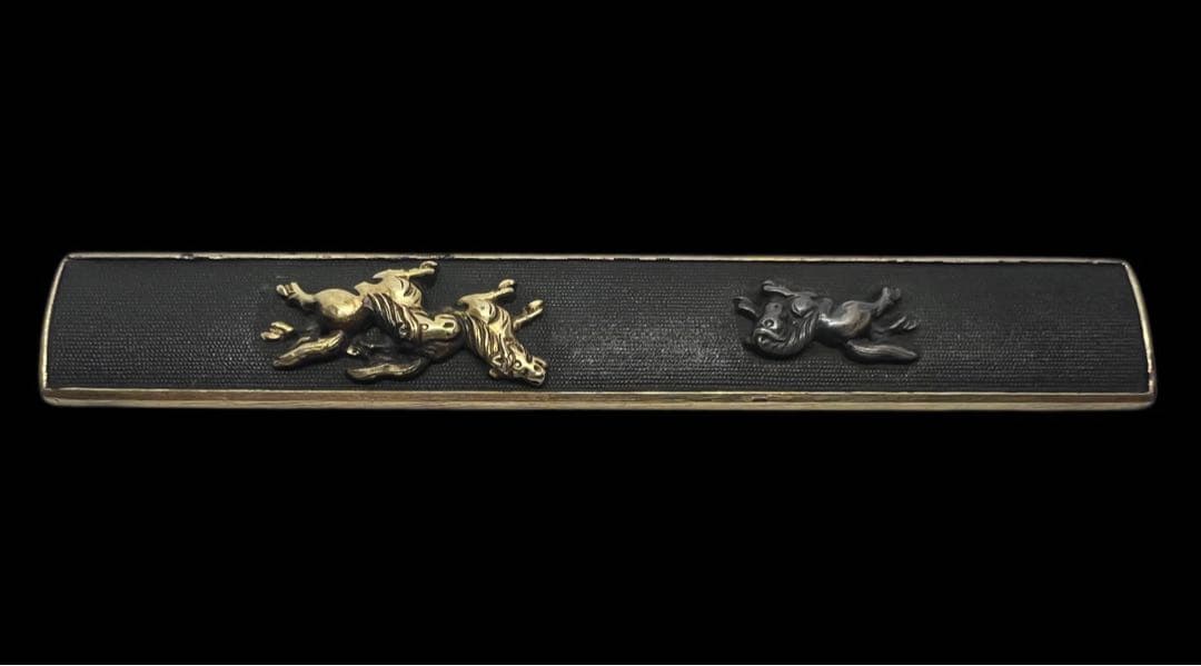 赤銅魚子地据紋哺金親子馬図小柄　後藤　京金工