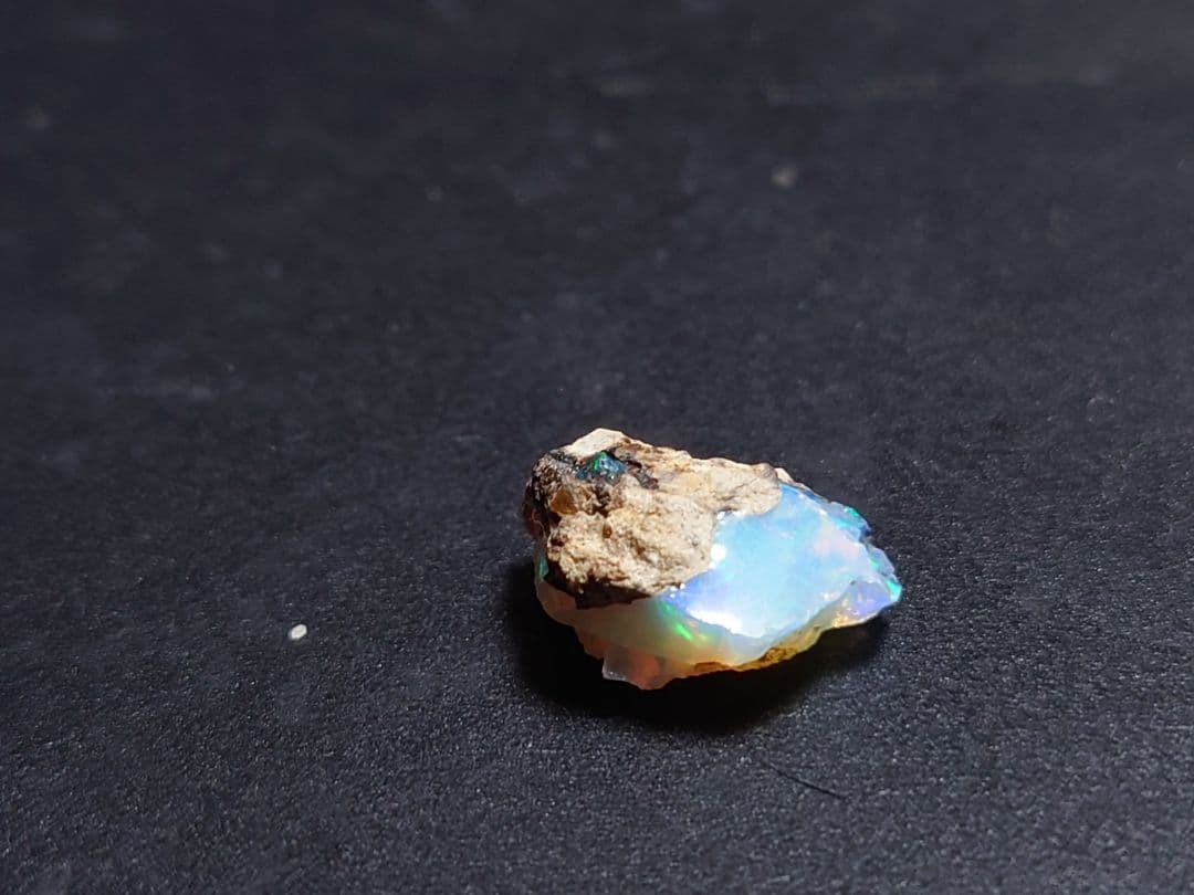 プレシャスオパール 原石 虹　ジュエリー　グレード　エチオピアウェロ産　鉱物標本