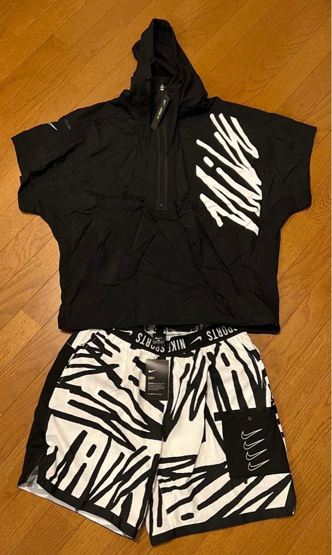 【完売品・新品】　NIKE ウェアセット　XL フーディ半袖　ハーフパンツ