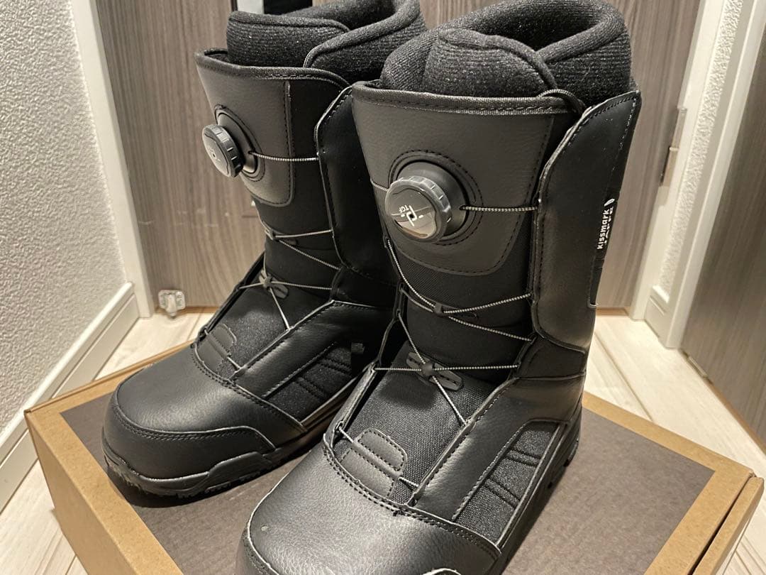 黒のスノーボードブーツ ボアシステム付き