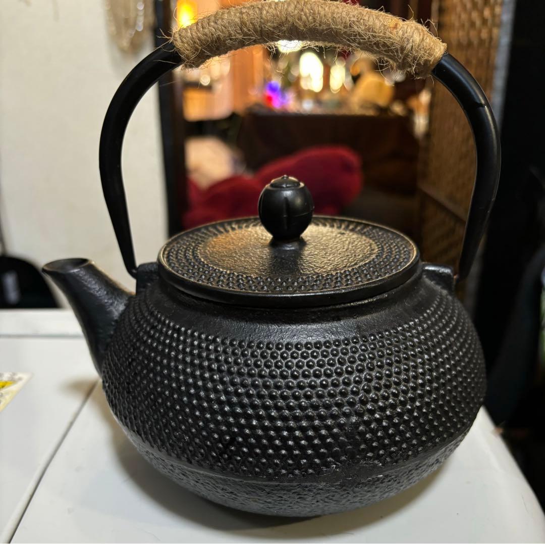 ☆渋い黒い南部鉄器、鋳鉄製鉄瓶 突起模様＆湯呑み陶器の2種