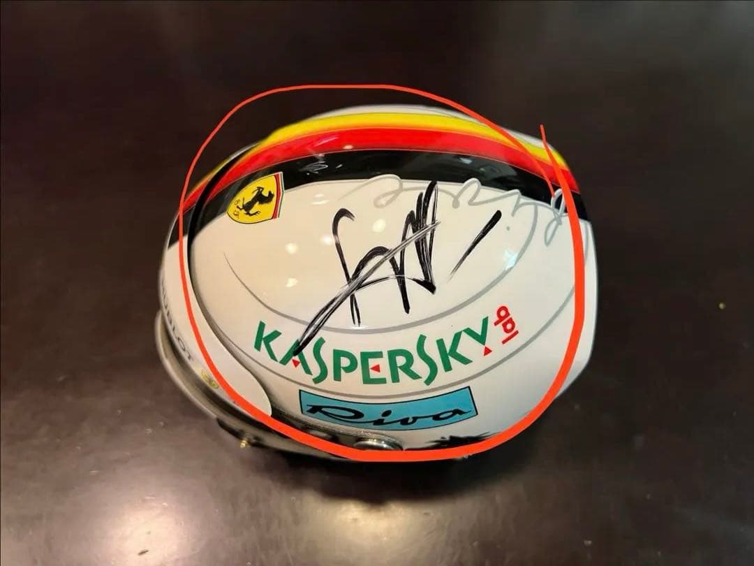 （美品）F1 Ferrari セバスチャンベッテル 直筆サイン入り1/2