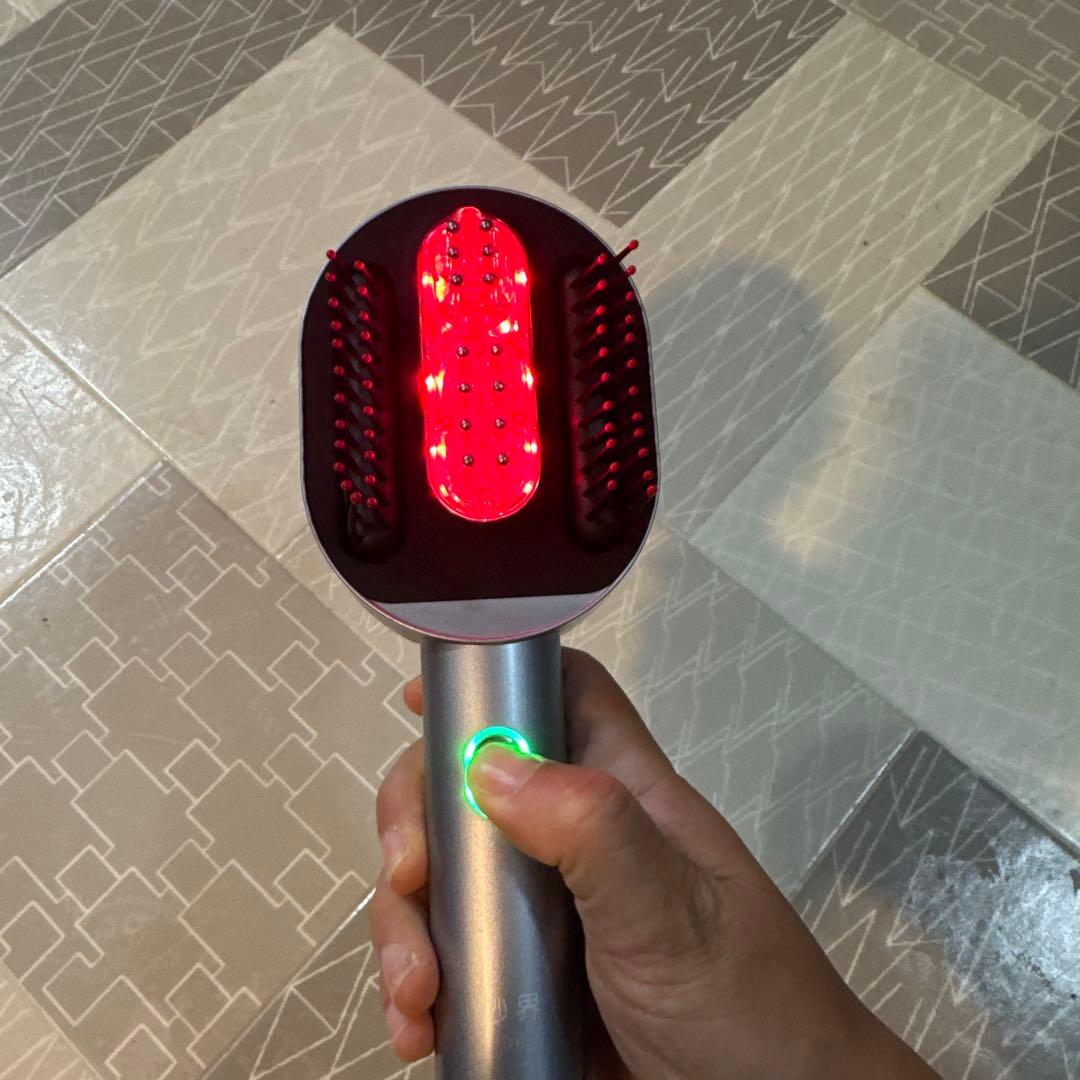 LEDスカルプブラシ エルゴノミックデザイン