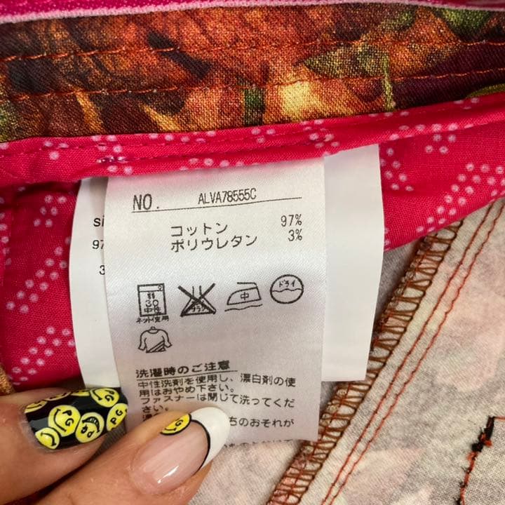 レディースゴルフパンツ　メープルプリント　新品未使用　アルベルト