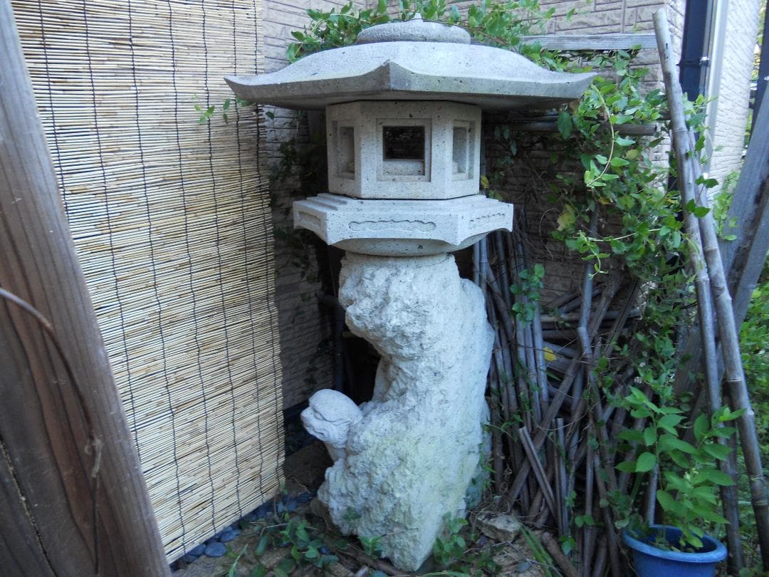 石灯籠 超希少 珍品 獅子 虎 燈篭 です。