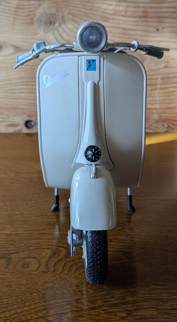 Vespa 1:6 ダイキャストモデル ホワイト
