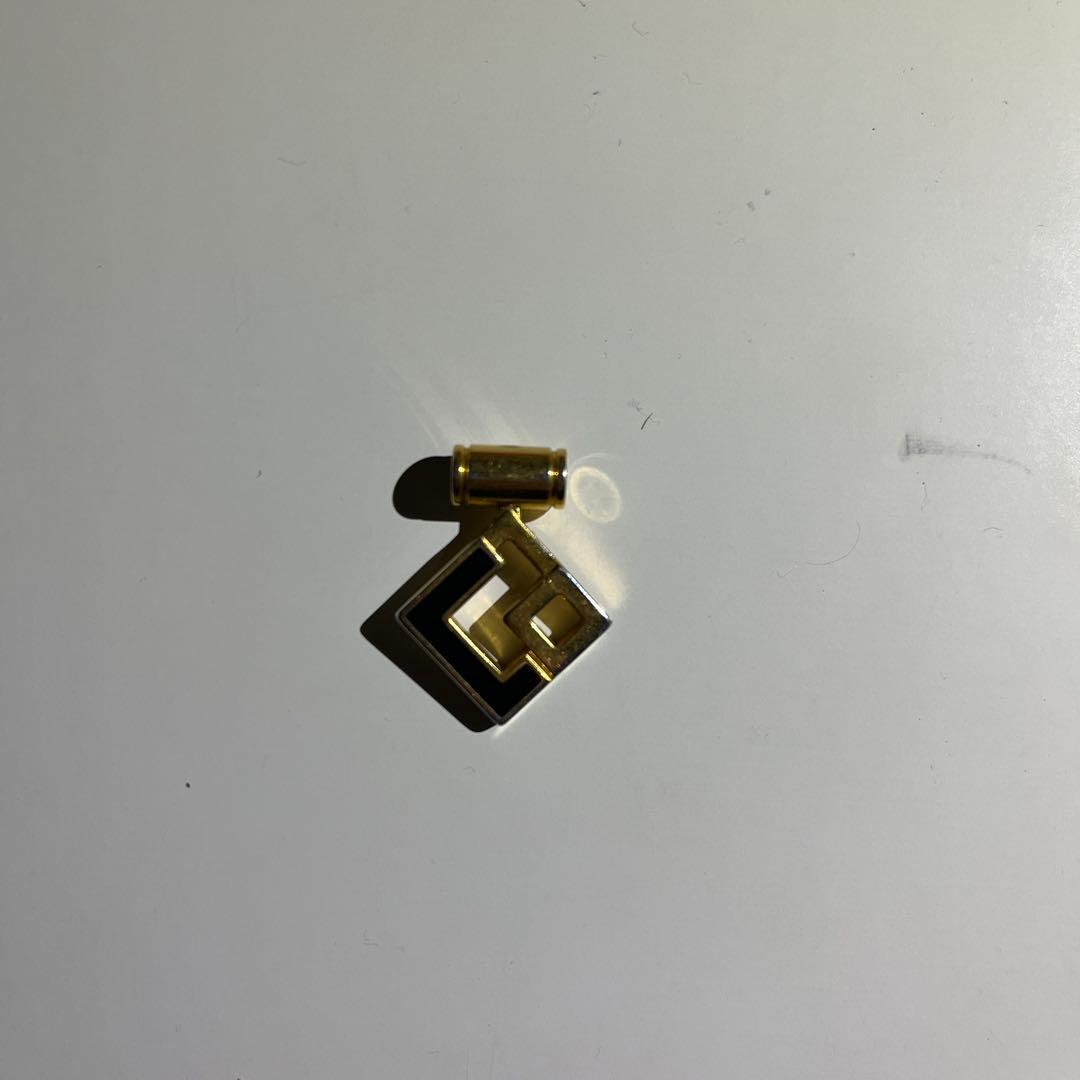 金色のダイヤモンド形状ペンダント