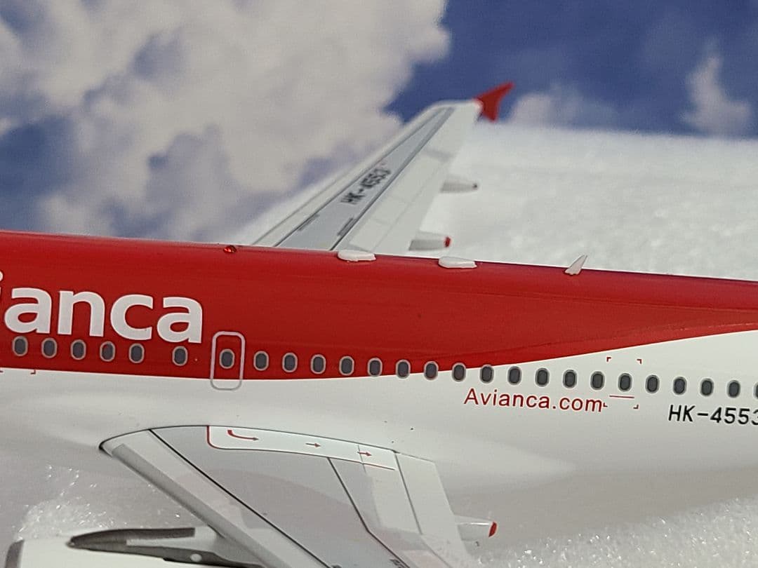 1/200 A319-112 アビアンカ航空 HK-4553 スタンド付属