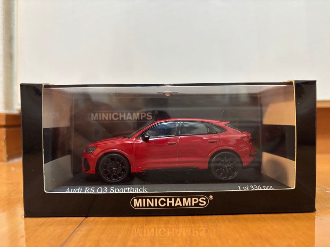 アウディRS Q3 スポーツバック グレー ミニチャンプス 1/18
