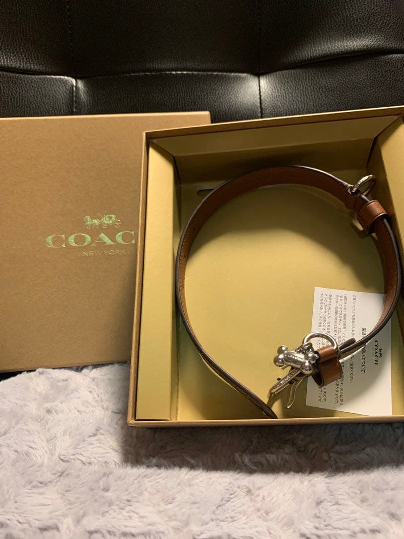 COACH 骨型チャーム付きレザー首輪