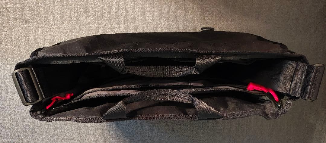 MIDTOWN 20L MESSENGER ブラック