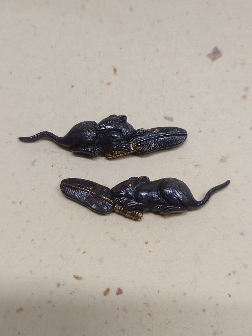目貫、赤銅地に鼠に芭蕉
