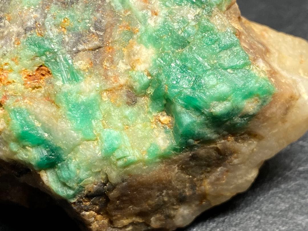 エメラルド　母岩付き　105g