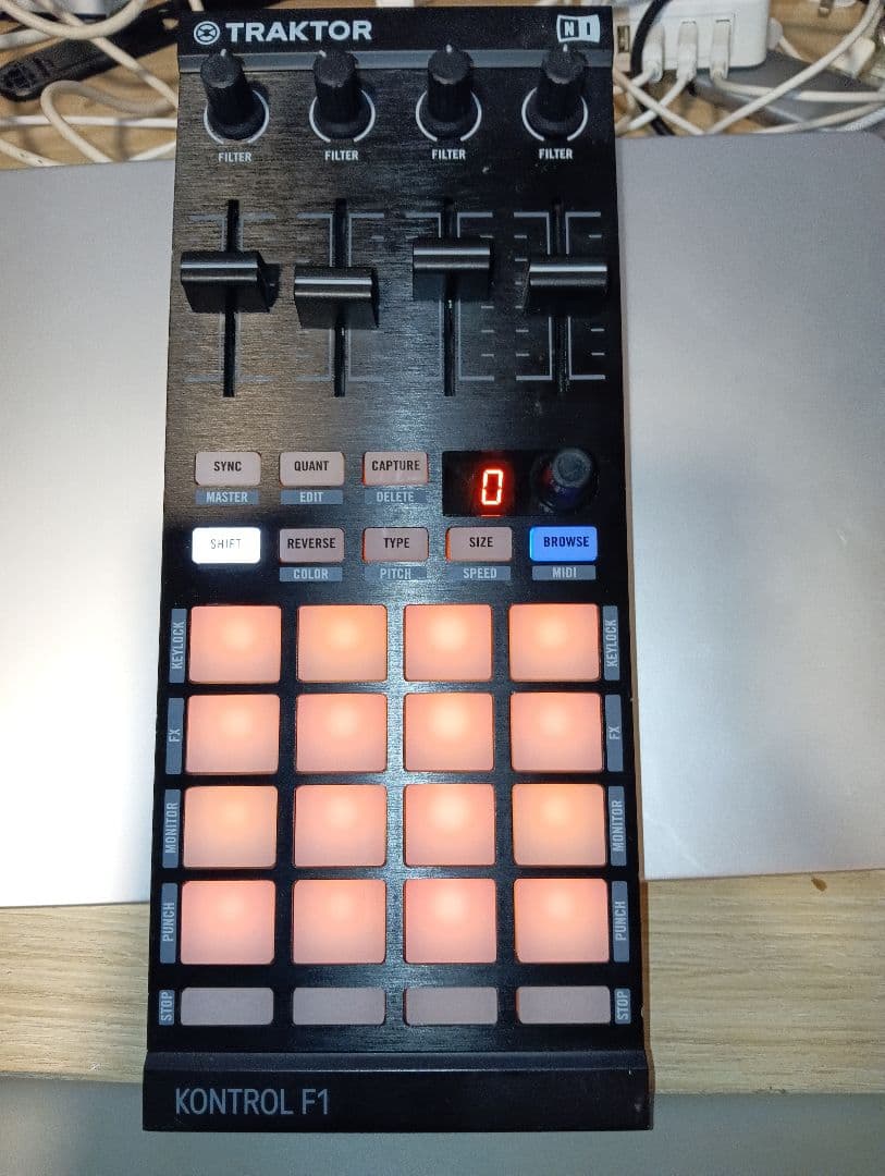 TRAKTOR KONTROL F1 DJコントローラー