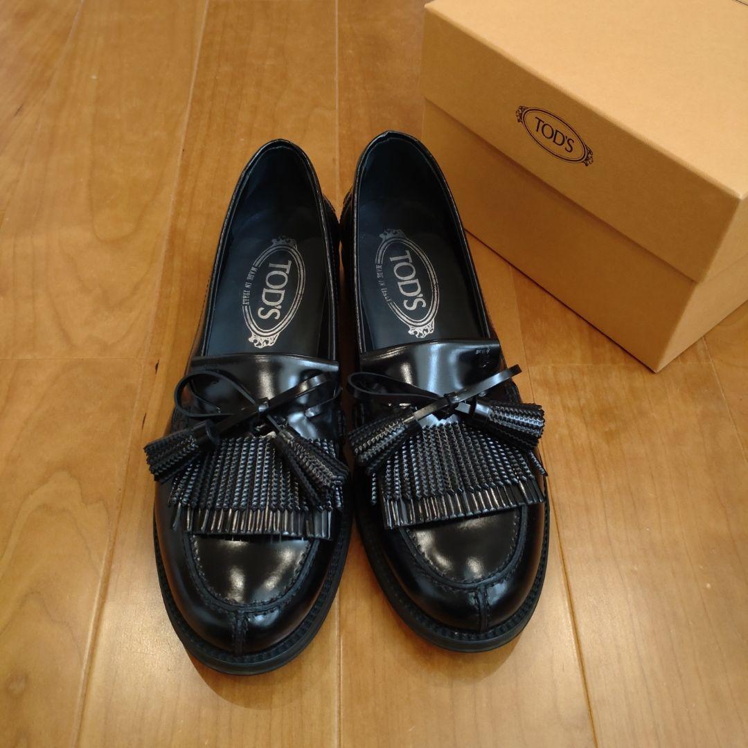 TOD'S ブラック フリンジ ローファー