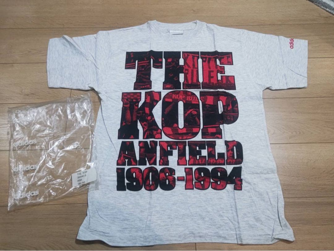 激レア！リバプールFC「ザ・コップ」アンフィールド・スタジアムの記念Tシャツ