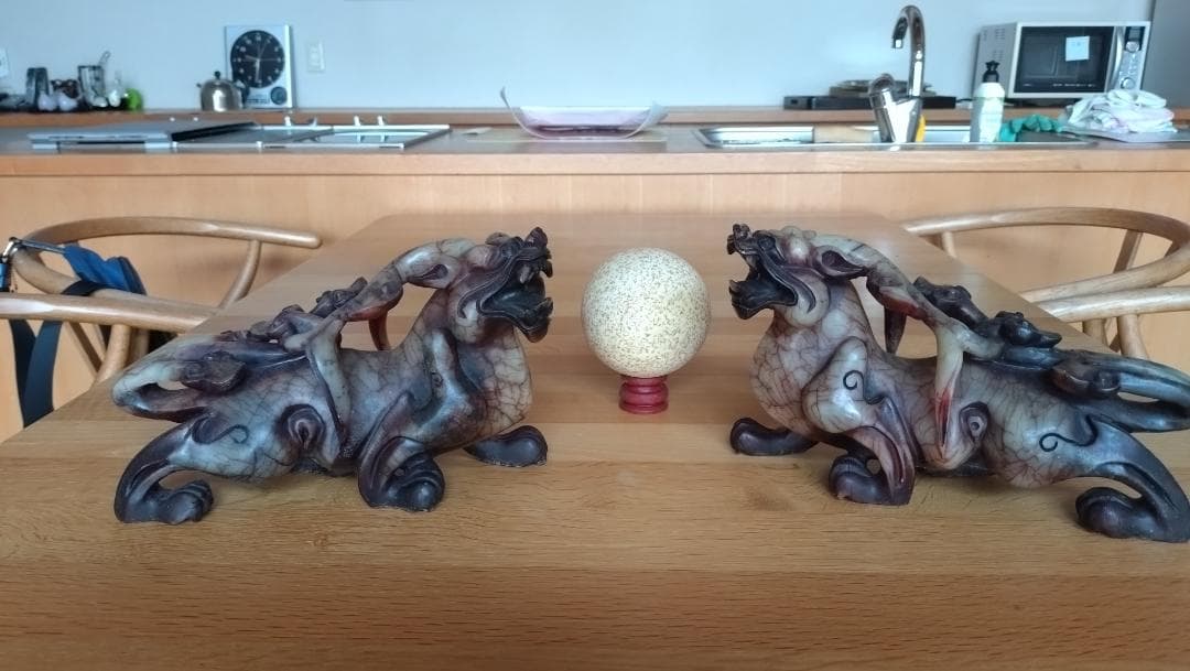 置物　虎と玉