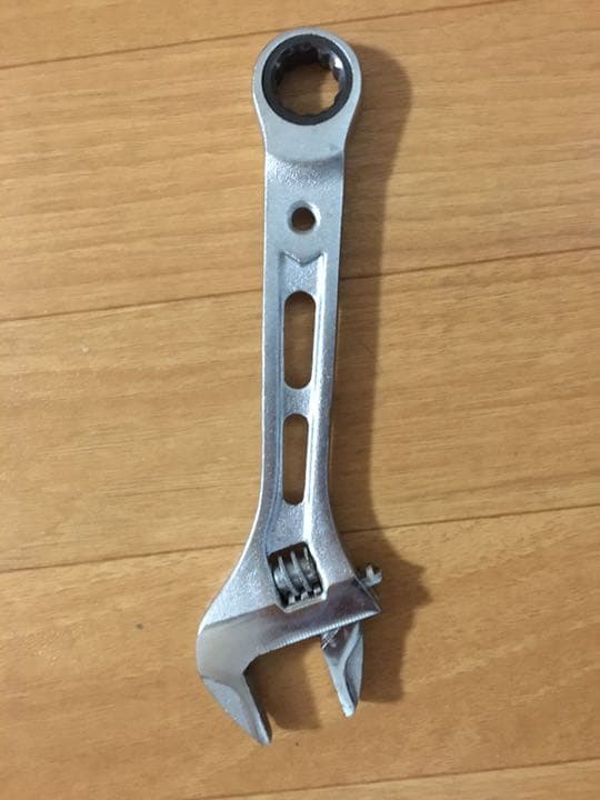 モンキーレンチ