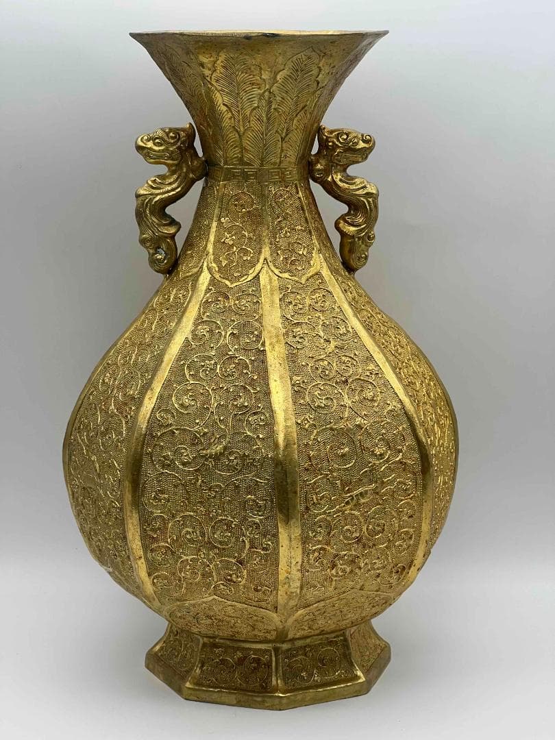 唐時代　金器　金象嵌鏨彫吉祥唐草紋瑞獸夔龍文八角金花瓶(B-74)